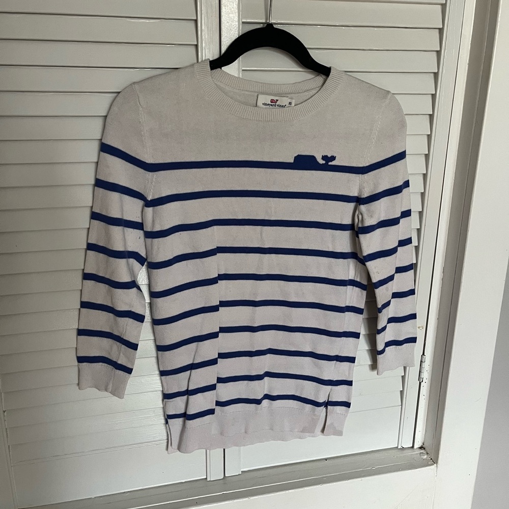 Vineyard vine, cream with blue stripe shirt. Extra Small